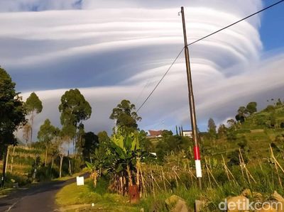 Penampakan Topi Awan di Gunung Lawu Pagi Tadi