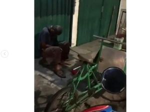 Hiks! Penjual Bakso Ini Jualan Malam-malam sampai Ketiduran Hiks! Penjual Bakso Ini Jualan Malam-malam sampai Ketiduran