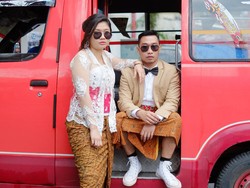 Ide Foto Prewedding Unik, Foto di Angkot Pakai Jas dan Kebaya