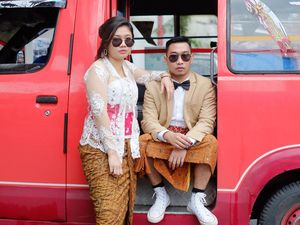Ide Foto Prewedding Unik, Foto di Angkot Pakai Jas dan Kebaya Ide Foto Prewedding Unik, Foto di Angkot Pakai Jas dan Kebaya