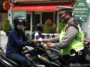 Polisi Bagi-bagi Masker Saat Operasi Zebra Progo