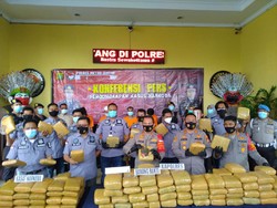 Polres Jaktim Gagalkan Pengiriman 159 Ganja Kering dari Aceh Via Ekspedisi