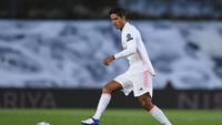 Raphael Varane, juga tidak tergantikan sebagai duet Sergio Ramos di pos bek tengah (Getty Images/Denis Doyle)