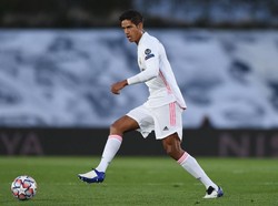 Lagi! MU Incar Raphael Varane, Sir Alex dan Mourinho Dulu Gagal