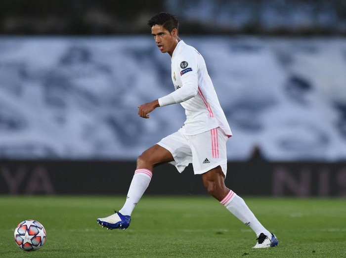 MADRID, SPAIN - OCTOBER 21: Raphael Varane of Real Madrid CF controls the ball during the UEFA Champions League Group B stage match between Real Madrid and Shakhtar Donetsk at Estadio Alfredo Di Stefano on October 21, 2020 in Madrid, Spain. (Photo by Denis Doyle/Getty Images)