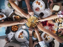 Rasulullah Menganjurkan Makan Pakai Tangan Kanan, Ini Alasannya