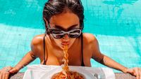 Pose Seksi Ratu Felisha Saat Ngopi dan Makan Pasta