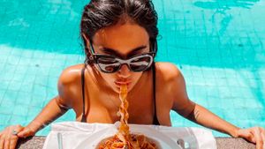 Pose Seksi Ratu Felisha Saat Ngopi dan Makan Pasta