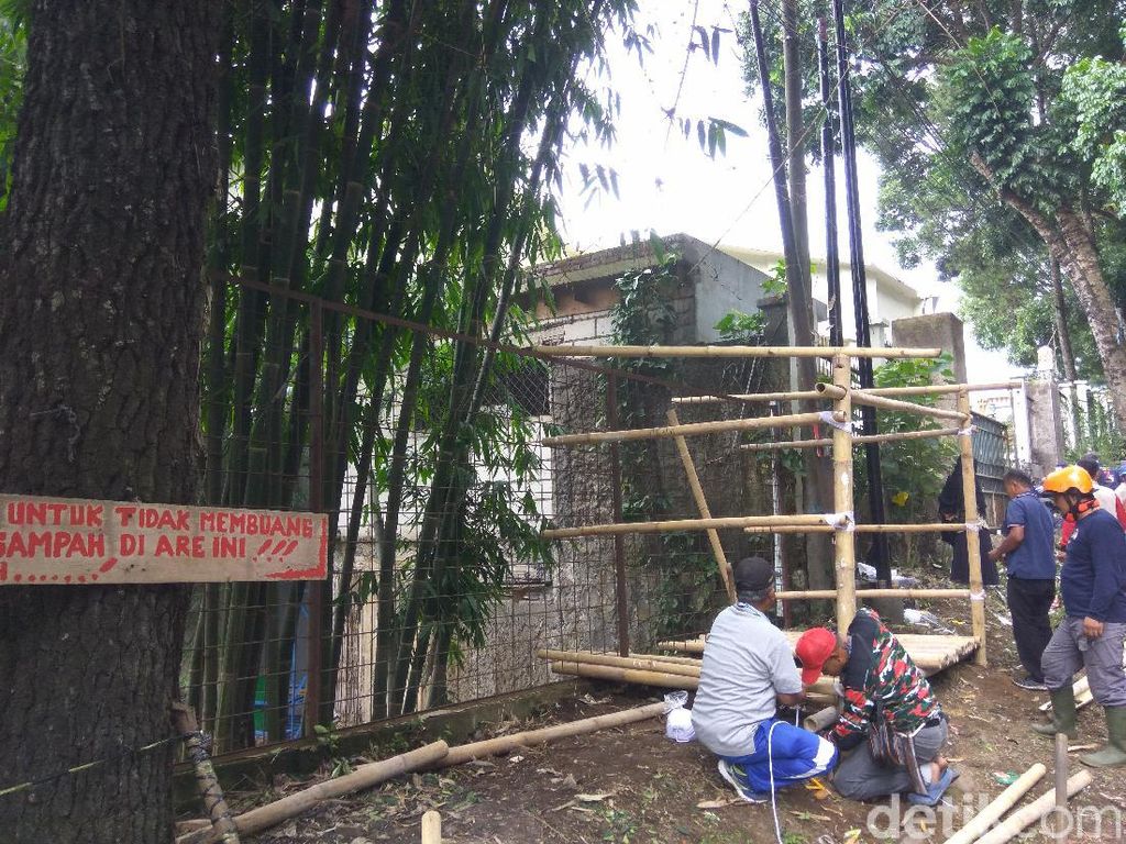 Dirikan Pos Pemantau, RPL Lembang Jengah Banyak Tumpukan Sampah di Jalan Dirikan Pos Pemantau, RPL Lembang Jengah Banyak Tumpukan Sampah di Jalan