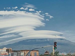 Indahnya Awan Berlapis di Atas Gunung Lawu Indahnya Awan Berlapis di Atas Gunung Lawu