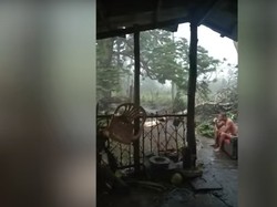 Santuy! Pria Ini Ngopi di Tengah Badai Angin Topan di Filipina