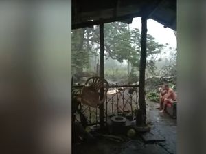 Santuy! Pria Ini Ngopi di Tengah Badai Angin Topan di Filipina Santuy! Pria Ini Ngopi di Tengah Badai Angin Topan di Filipina