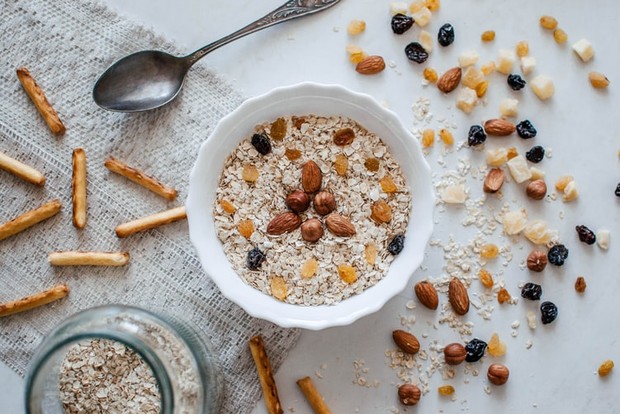 Sarapan yang Mudah dan Seimbang/unsplash.com Dari satu cangkir oatmeal yang sudah dimasak mengandung sekitar 150 kalori, 4 gram serat yang terdiri dari serat larut dan tak larut dan 6 gram protein.