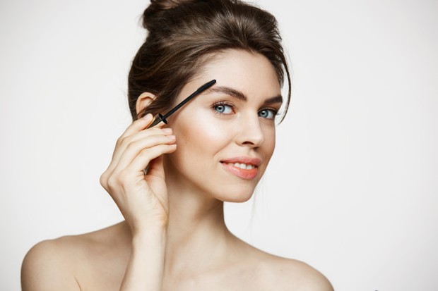 Sebagai Brow Gel/freepik.com Cukup sisir alis kamu menggunakan spoolie dari mascara bening dengan gerakan ke atas.