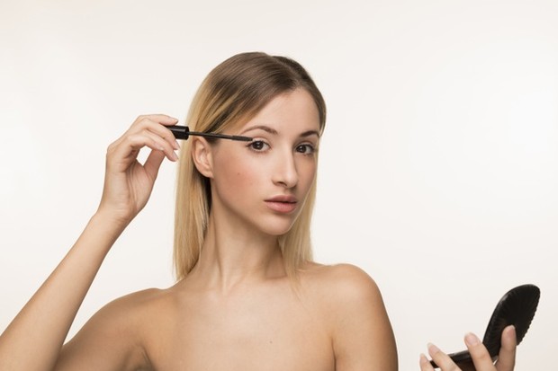 Sebagai Primer Maskara/freepik.com Maskara bening ternyata bisa digunakan untuk meningkatkan volume bulu mata kamu.