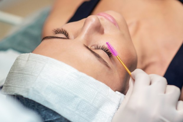 Sebagai Set Bulu Mata Palsu/freepik.com Oleskan bulu mata palsu dengan mascara beni, lalu sisir dengan maskara hitam untuk membaurkan serat alami dan serat palsu.