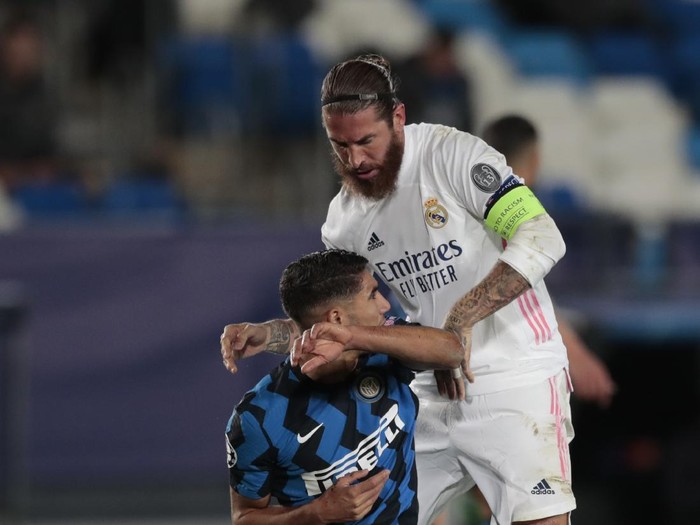 Inter Milans Achraf Hakimi, left, and Real Madrids Sergio Ramos scuffle during the Champions League group B soccer match between Real Madrid and Inter Milan at the Alfredo Di Stefano stadium in Madrid, Spain, Tuesday, Nov. 3, 2020. (AP Photo/Bernat Armangue)