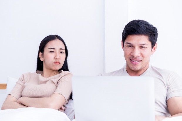 Tanda Suami Selingkuh/ Sumber: Freepik.com Tanda-tanda perselingkuhan tertentu memang tampak terlihat jelas, seperti noda lipstik di kerah, bau parfum, dan pertemuan bisnis di malam minggu.