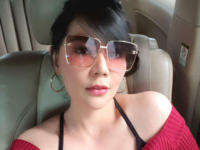 Tessa Kaunang Pamer Foto Menantang, Tetap Seksi di Usia 44 Tahun
