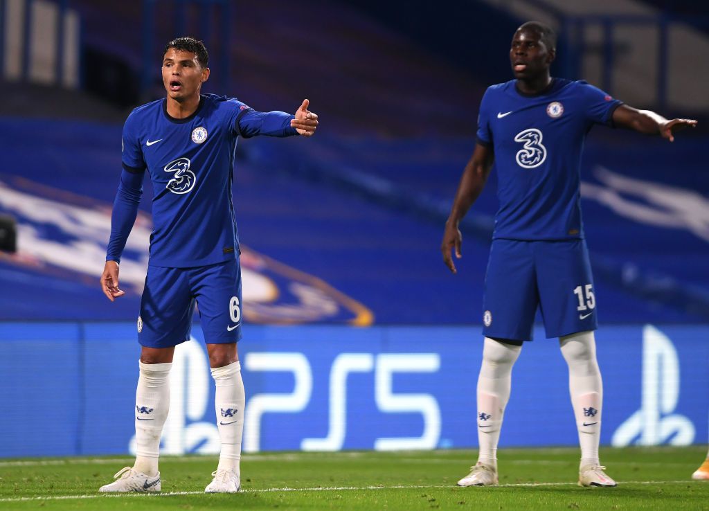 LONDON, INGGRIS - 20 OKTOBER: Thiago Silva dan Kurt Zouma dari Chelsea memberi isyarat saat pertandingan penyisihan grup E Liga Champions UEFA antara Chelsea FC dan Sevilla FC di Stamford Bridge pada 20 Oktober 2020 di London, Inggris.  Stadion olahraga di Inggris terus dibatasi secara ketat karena pandemi virus korona karena undang-undang jarak sosial pemerintah melarang penggemar berada di tempat, yang mengakibatkan permainan dimainkan secara tertutup.  (Foto oleh Mike Hewitt / Getty Images)