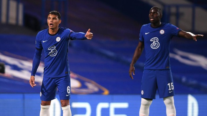 LONDON, ENGLAND - OCTOBER 20: Thiago Silva and Kurt Zouma of Chelsea gesture during the UEFA Champions League Group E stage match between Chelsea FC and FC Sevilla at Stamford Bridge on October 20, 2020 in London, England. Sporting stadiums around the UK remain under strict restrictions due to the Coronavirus Pandemic as Government social distancing laws prohibit fans inside venues resulting in games being played behind closed doors. (Photo by Mike Hewitt/Getty Images)