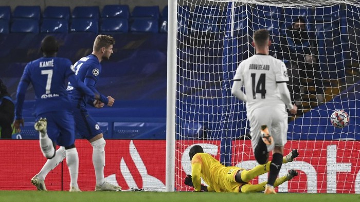Chelseas Timo Werner, 2nd from left, scores his sides opening goal with a penalty kick during a Group E Champions League soccer match between Chelsea and Rennes at Stamford Bridge stadium in London, England, Wednesday Nov. 4, 2020. (Dylan Martinez/Pool via AP)