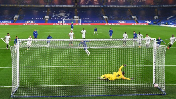 LONDON, ENGLAND - NOVEMBER 04: Timo Werner of Chelsea scores his sides first goal from the penalty spot during the UEFA Champions League Group E stage match between Chelsea FC and Stade Rennais at Stamford Bridge on November 04, 2020 in London, England. Sporting stadiums around the UK remain under strict restrictions due to the Coronavirus Pandemic as Government social distancing laws prohibit fans inside venues resulting in games being played behind closed doors.  (Photo by Neil Hall - Pool/Getty Images)