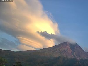 Status Gunung Merapi Naik Jadi Siaga, Apakah Berkaitan dengan Topi Awan?