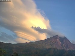 Tak Hanya di Lawu, Gunung Merapi Juga Bertopi Awan Hari Ini