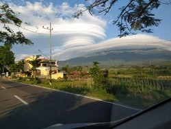 Cantik! Fenomena Topi Awan Terjadi di Gunung Lawu Pagi Tadi