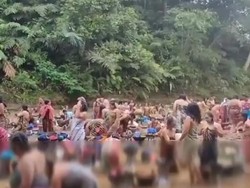 Wanita Mandi Bersama di Sungai, Inilah Tradisi Neres