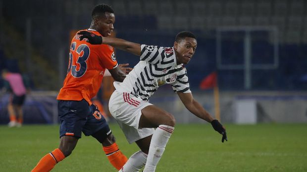 Manchester United's Anthony Martial, right, fights for the ball with Basaksehir's Boli Bolingoli-Mbombo during the Champions League group H soccer match between Istanbul Basaksehir and Manchester United at the Fatih Terim stadium in Istanbul, Wednesday, Nov. 4, 2020. (AP Photo)