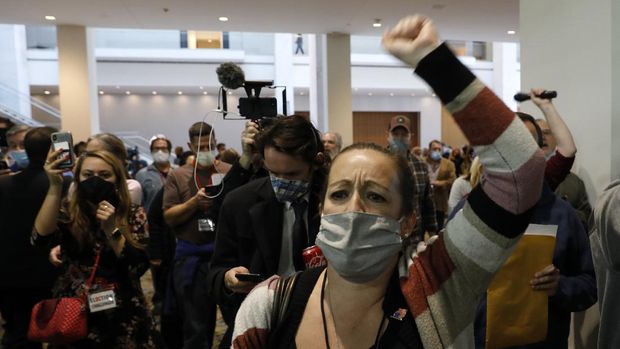 Supporters of US President Donald Trump gesture and chant slogans as they gather outside the room where absentee ballots for the 2020 general election are being counted at TCF Center on November 4, 2020 in Detroit, Michigan. - Democratic presidential challenger Joe Biden on November 4 neared the magic number of 270 electoral votes needed to win the White House with several battleground states still in play, as incumbent President Donald Trump challenged the vote count. (Photo by JEFF KOWALSKY / AFP)