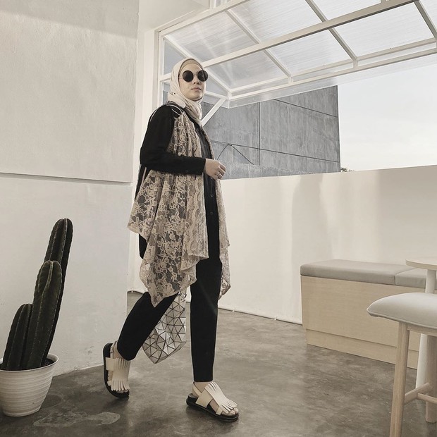 Vest dan kemeja hitam/instagram.com/natasharizkynew Vest dan kemeja hitam