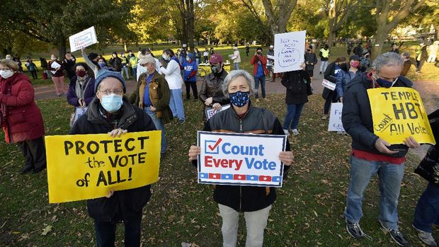 People gather to protest US President Donald Trump's threat to contest the election results during a 'Count every vote' rally in Boston, Massachusetts on November 4, 2020. - Democrats and Republicans were gearing up Wednesday for a possible legal showdown to decide the winner of the tight presidential race between Republican Donald Trump and Democratic challenger Joe Biden. (Photo by Joseph Prezioso / AFP)