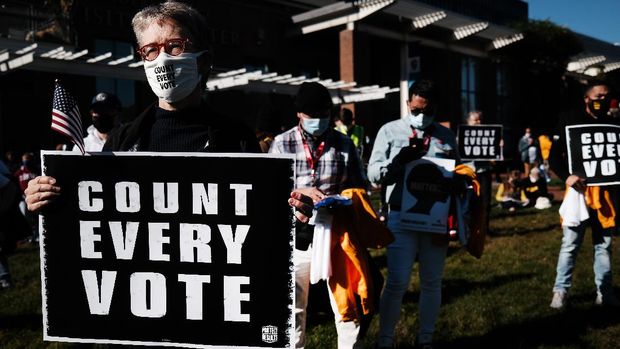 PHILADELPHIA, PENNSYLVANIA - NOVEMBER 04: People participate in a protest in support of counting all votes as the election in Pennsylvania is still unresolved on November 04, 2020 in Philadelphia, Pennsylvania. With no winner declared in the presidential election last night, all eyes are on the outcome in a few remaining swing states to determine whether Donald Trump will get another four years or Joe Biden will become the next president of the United States. The counting of ballots in Pennsylvania continued through the night with no winner yet announced.   Spencer Platt/Getty Images/AFP