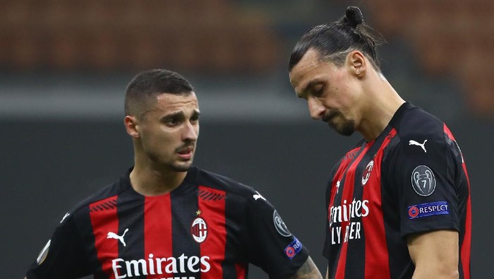MILAN, ITALY - NOVEMBER 05:  Zlatan Ibrahimovic (R) and Rade Krunic (L) of AC Milan  show their dejection during the UEFA Europa League Group H stage match between AC Milan and LOSC Lille at San Siro Stadium on November 5, 2020 in Milan, Italy.  (Photo by Marco Luzzani/Getty Images)