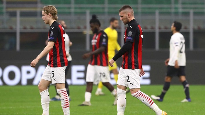 MILAN, ITALY - NOVEMBER 05:  Jens Petter Hauge and Ante Rebic of AC Milan shows their dejection at the end of the UEFA Europa League Group H stage match between AC Milan and LOSC Lille at San Siro Stadium on November 5, 2020 in Milan, Italy.  (Photo by Marco Luzzani/Getty Images)