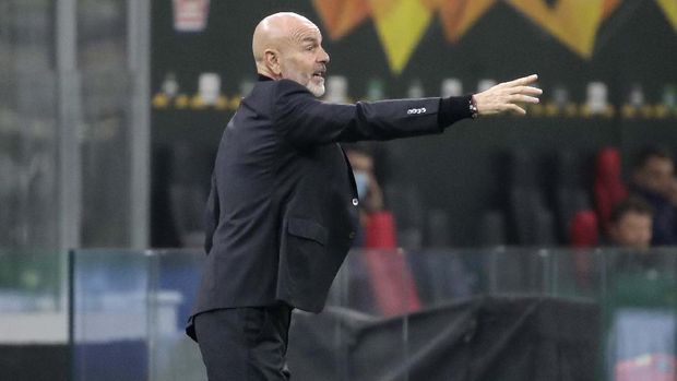 AC Milan's manager Stefano Pioli gives instructions during the Europa League Group H soccer match between AC Milan and Lille at the San Siro Stadium, in Milan, Italy, Thursday, Nov. 5, 2020. (AP Photo/Luca Bruno)