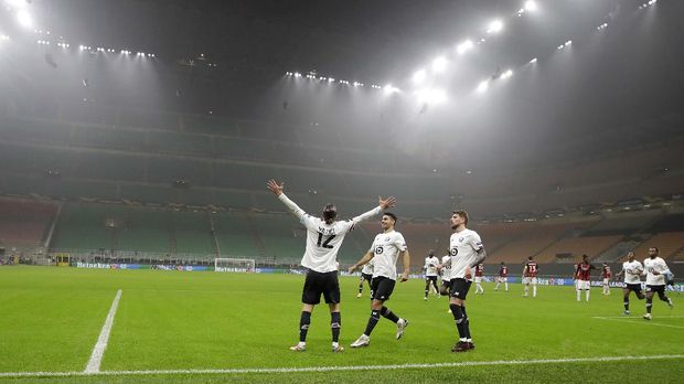 Lille's Yusuf Yazici, left, celebrates with his teammates after scoring his side's opening goal during the Europa League Group H soccer match between AC Milan and Lille at the San Siro Stadium, in Milan, Italy, Thursday, Nov. 5, 2020. (AP Photo/Luca Bruno)