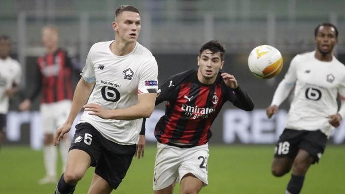 AC Milans Brahim Diaz, right, views for the ball with Lilles Sven Botman during the Europa League Group H soccer match between AC Milan and Lille at the San Siro Stadium, in Milan, Italy, Thursday, Nov. 5, 2020. (AP Photo/Luca Bruno)