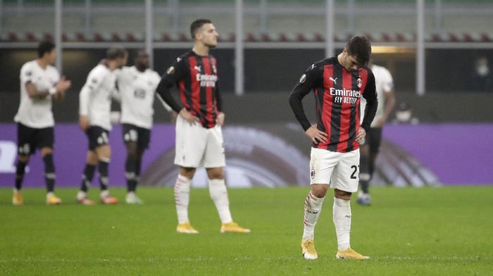 AC Milans Brahim Diaz, right, reacts after Lilles Yusuf Yazici scored during the Europa League Group H soccer match between AC Milan and Lille at the San Siro Stadium, in Milan, Italy, Thursday, Nov. 5, 2020. (AP Photo/Luca Bruno)