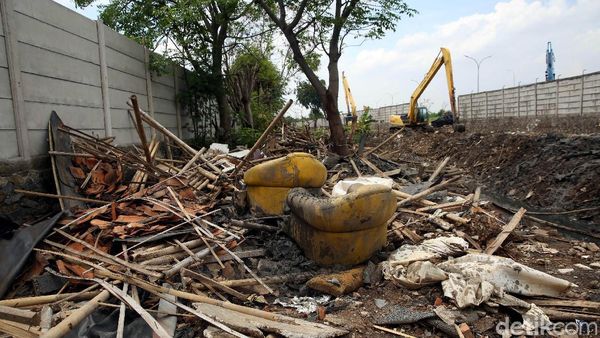 Ada Proyek Normalisasi Kali Rawa Rengas, 18 Rumah Warga Tergusur