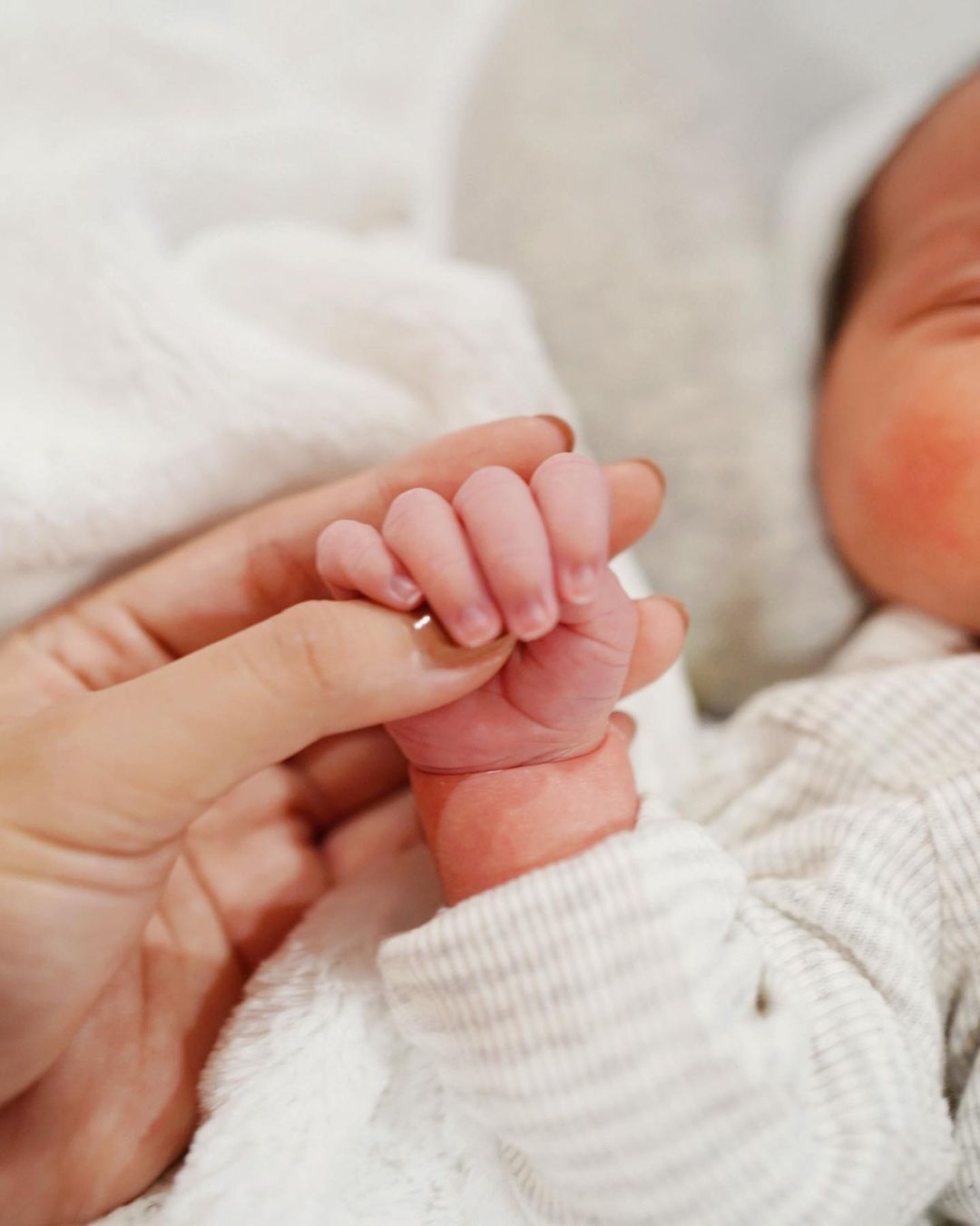 Aghnia melahirkan baby pertamanya