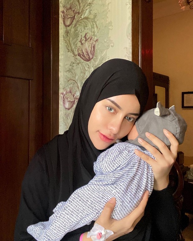 Aghnia melahirkan baby pertamanya