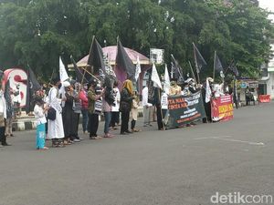 Video Aksi Massa Protes Presiden Prancis di Alun-alun Ciamis Video Aksi Massa Protes Presiden Prancis di Alun-alun Ciamis