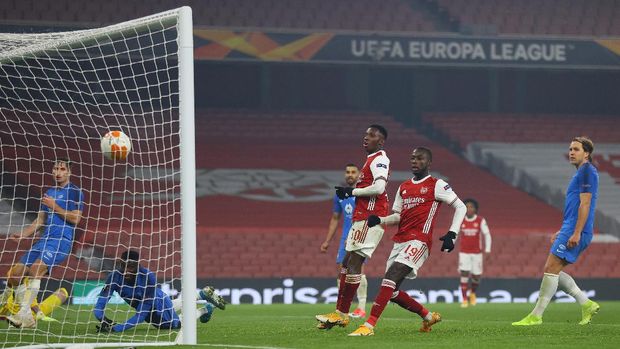 LONDON, ENGLAND - NOVEMBER 05: Eddie Nketiah of Arsenal and Nicolas Pepe of Arsenal look on as Sheriff Sinyan of Molde scores an own goal giving arsenal their second goal during the UEFA Europa League Group B stage match between Arsenal FC and Molde FK at Emirates Stadium on November 05, 2020 in London, England. Sporting stadiums around the UK remain under strict restrictions due to the Coronavirus Pandemic as Government social distancing laws prohibit fans inside venues resulting in games being played behind closed doors. (Photo by Julian Finney/Getty Images)