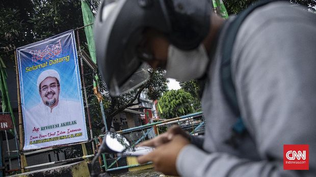 Vehicles pass in front of billboards welcoming Muhammad Rizieq Shihab's return to Indonesia in the Duren Tiga area, Jakarta, on Friday, November 6, 2020. The leader of the Islamic Defenders Front (FPI) said he would return to his homeland on November 10, 2020 after three years of living in Saudi Arabia.  CNN Indonesia / Bisma Septalisma