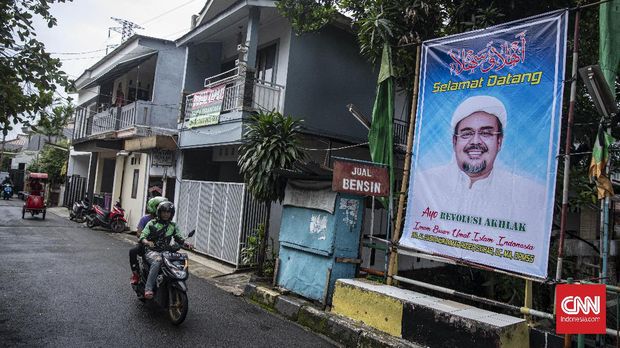 Kendaraan melintas di depan baliho menyambut kepulangan Muhammad Rizieq Shihab ke Indonesia di kawasan Duren Tiga, Jakarta, Jumat, 6 November 2020. Pemimpin Front Pembela Islam (FPI) tersebut menyatakan akan pulang kembali ke tanah air pada 10 November 2020 mendatang setelah tiga tahun menetap di Arab Saudi. CNN Indonesia/Bisma Septalisma
