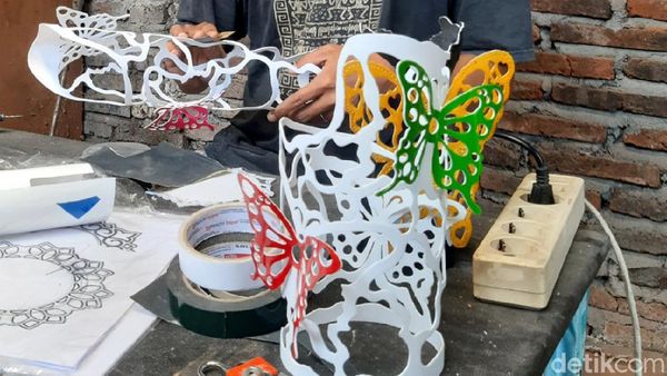 Banting Setir, Pekerja Karaoke Bikin Pipa Jadi Kap Lampu Hias